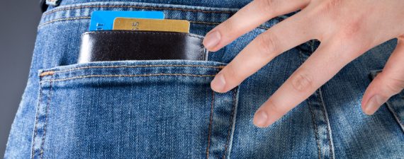 3 reasons to keep credit card in your wallet