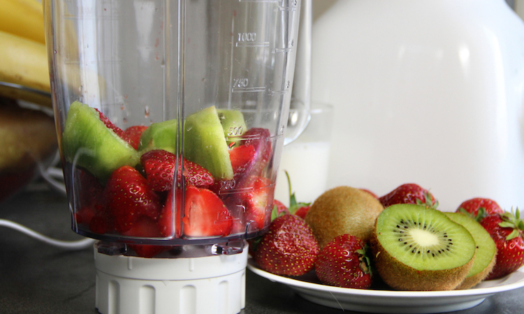 blender_strawberries_kiwis.jpg